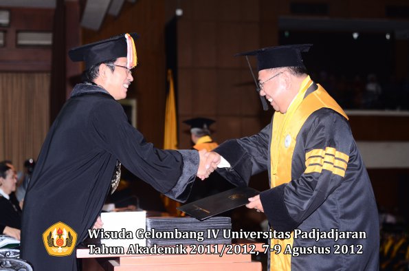 wisuda-unpad-gel-iv-2011_2012-pascasarjana-oleh-direktur-pascasarjana-017