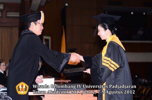 wisuda-unpad-gel-iv-2011_2012-pascasarjana-oleh-direktur-pascasarjana-026