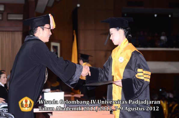 wisuda-unpad-gel-iv-2011_2012-pascasarjana-oleh-direktur-pascasarjana-033