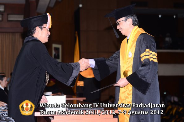 wisuda-unpad-gel-iv-2011_2012-pascasarjana-oleh-direktur-pascasarjana-036