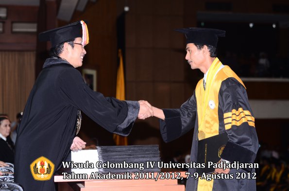 wisuda-unpad-gel-iv-2011_2012-pascasarjana-oleh-direktur-pascasarjana-041