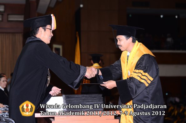 wisuda-unpad-gel-iv-2011_2012-pascasarjana-oleh-direktur-pascasarjana-042