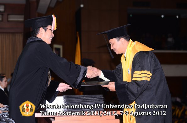 wisuda-unpad-gel-iv-2011_2012-pascasarjana-oleh-direktur-pascasarjana-043