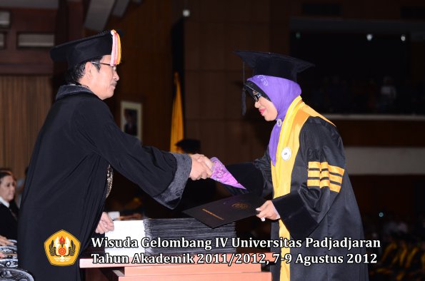 wisuda-unpad-gel-iv-2011_2012-pascasarjana-oleh-direktur-pascasarjana-044