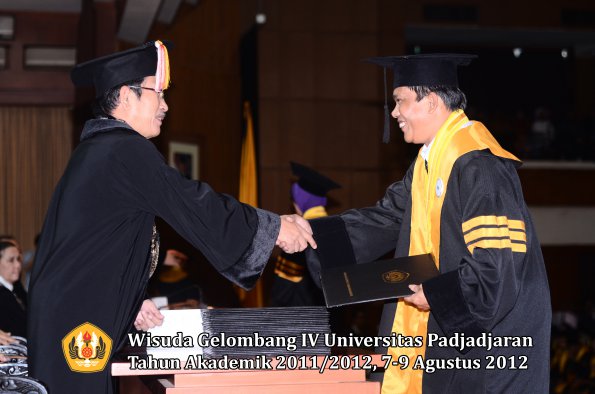 wisuda-unpad-gel-iv-2011_2012-pascasarjana-oleh-direktur-pascasarjana-045