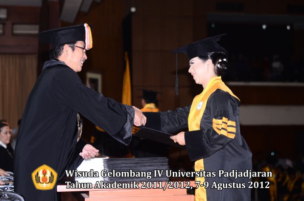 wisuda-unpad-gel-iv-2011_2012-pascasarjana-oleh-direktur-pascasarjana-046