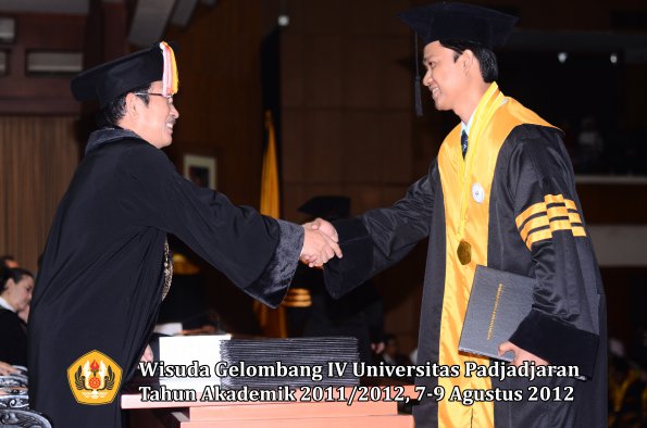 wisuda-unpad-gel-iv-2011_2012-pascasarjana-oleh-direktur-pascasarjana-047