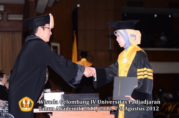 wisuda-unpad-gel-iv-2011_2012-pascasarjana-oleh-direktur-pascasarjana-048