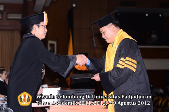 wisuda-unpad-gel-iv-2011_2012-pascasarjana-oleh-direktur-pascasarjana-049