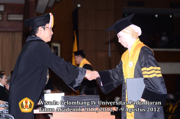 wisuda-unpad-gel-iv-2011_2012-pascasarjana-oleh-direktur-pascasarjana-050