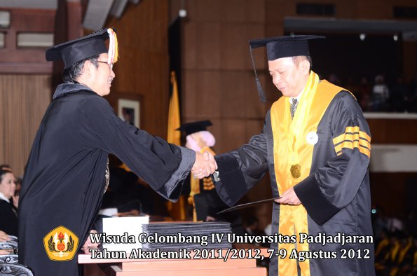 wisuda-unpad-gel-iv-2011_2012-pascasarjana-oleh-direktur-pascasarjana-051