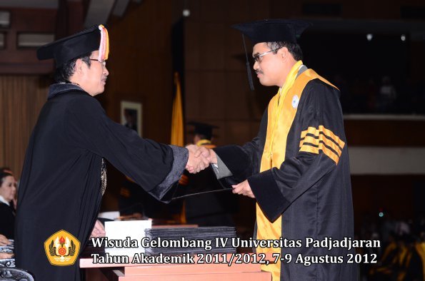 wisuda-unpad-gel-iv-2011_2012-pascasarjana-oleh-direktur-pascasarjana-052