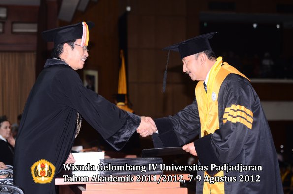 wisuda-unpad-gel-iv-2011_2012-pascasarjana-oleh-direktur-pascasarjana-053