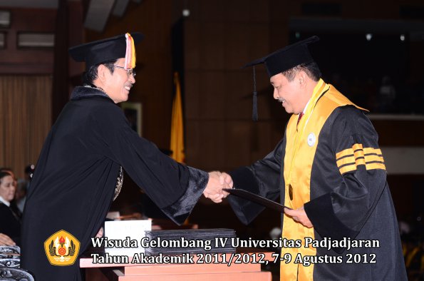 wisuda-unpad-gel-iv-2011_2012-pascasarjana-oleh-direktur-pascasarjana-054