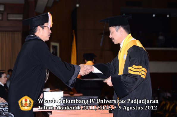 wisuda-unpad-gel-iv-2011_2012-pascasarjana-oleh-direktur-pascasarjana-055