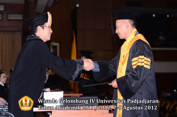 wisuda-unpad-gel-iv-2011_2012-pascasarjana-oleh-direktur-pascasarjana-056