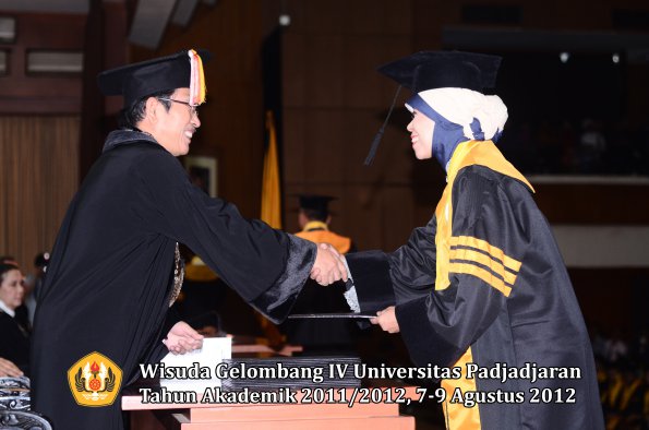 wisuda-unpad-gel-iv-2011_2012-pascasarjana-oleh-direktur-pascasarjana-057