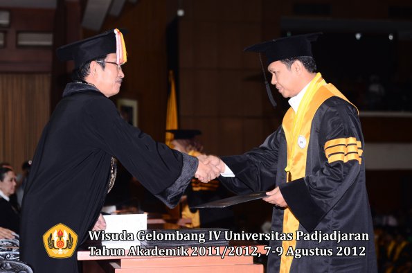 wisuda-unpad-gel-iv-2011_2012-pascasarjana-oleh-direktur-pascasarjana-059