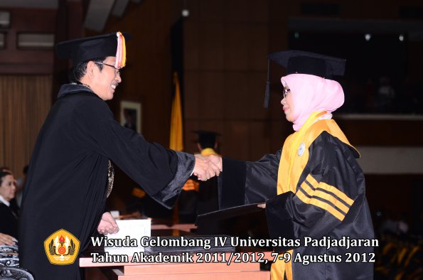 wisuda-unpad-gel-iv-2011_2012-pascasarjana-oleh-direktur-pascasarjana-060