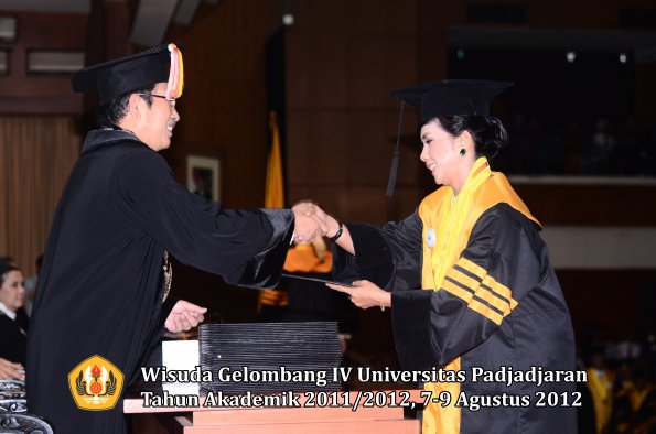 wisuda-unpad-gel-iv-2011_2012-pascasarjana-oleh-direktur-pascasarjana-073