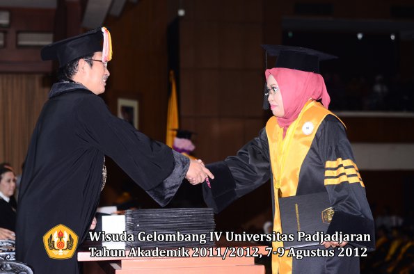 wisuda-unpad-gel-iv-2011_2012-pascasarjana-oleh-direktur-pascasarjana-077