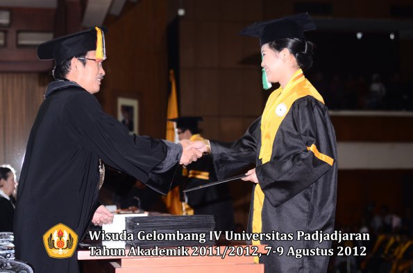 wisuda-unpad-gel-iv-2011_2012-pascasarjana-oleh-direktur-pascasarjana-084