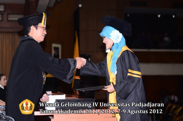 wisuda-unpad-gel-iv-2011_2012-pascasarjana-oleh-direktur-pascasarjana-090