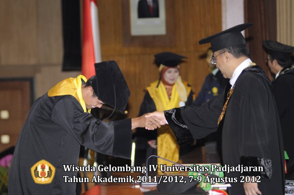 wisuda-unpad-gel-iv-2011_2012-pascasarjana-oleh-rektor-027