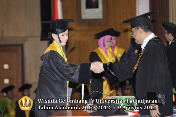 wisuda-unpad-gel-iv-2011_2012-pascasarjana-oleh-rektor-033