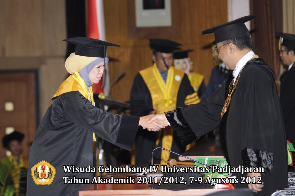 wisuda-unpad-gel-iv-2011_2012-pascasarjana-oleh-rektor-048