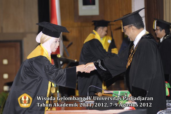 wisuda-unpad-gel-iv-2011_2012-pascasarjana-oleh-rektor-050