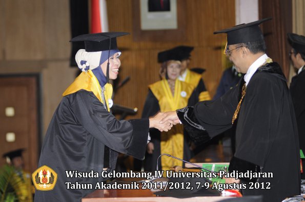 wisuda-unpad-gel-iv-2011_2012-pascasarjana-oleh-rektor-057