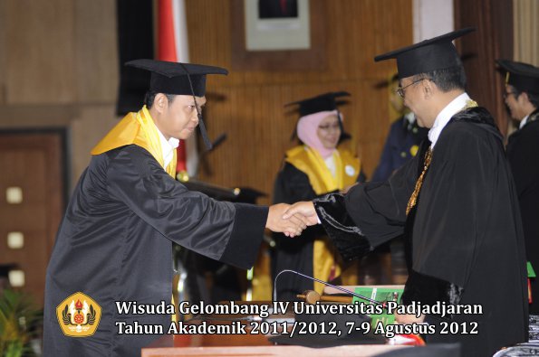 wisuda-unpad-gel-iv-2011_2012-pascasarjana-oleh-rektor-059