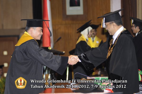 wisuda-unpad-gel-iv-2011_2012-pascasarjana-oleh-rektor-064