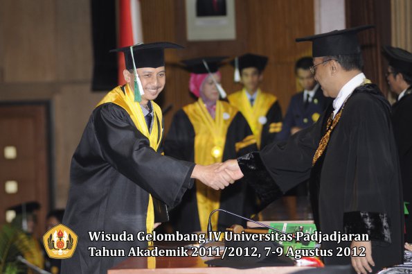 wisuda-unpad-gel-iv-2011_2012-pascasarjana-oleh-rektor-088