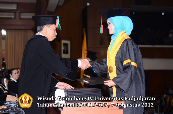 wisuda-unpad-gel-iv-2011_2012-ftip-oleh-dekan-008