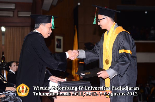 wisuda-unpad-gel-iv-2011_2012-ftip-oleh-dekan-012