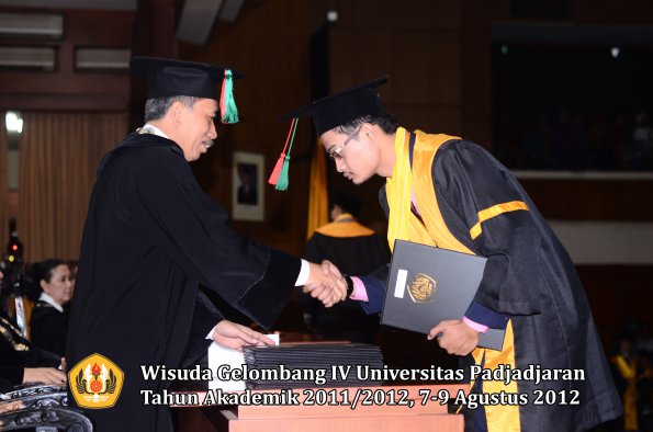 wisuda-unpad-gel-iv-2011_2012-ftip-oleh-dekan-013