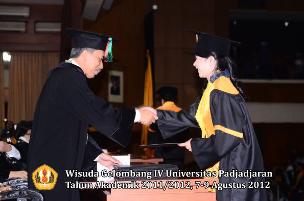 wisuda-unpad-gel-iv-2011_2012-ftip-oleh-dekan-019