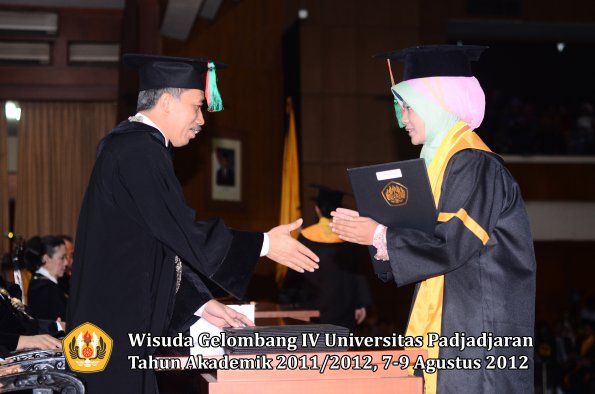 wisuda-unpad-gel-iv-2011_2012-ftip-oleh-dekan-021