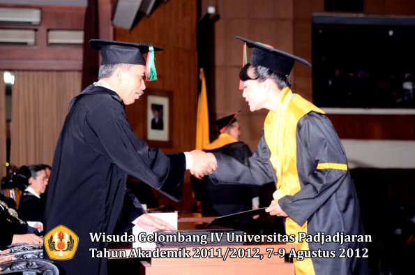 wisuda-unpad-gel-iv-2011_2012-ftip-oleh-dekan-023