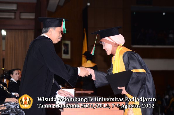 wisuda-unpad-gel-iv-2011_2012-ftip-oleh-dekan-024