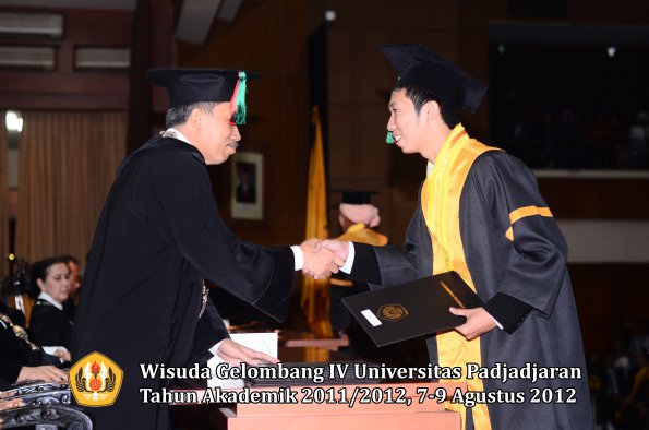 wisuda-unpad-gel-iv-2011_2012-ftip-oleh-dekan-025