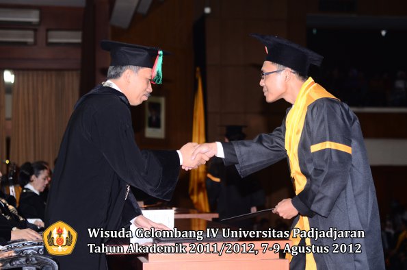 wisuda-unpad-gel-iv-2011_2012-ftip-oleh-dekan-028