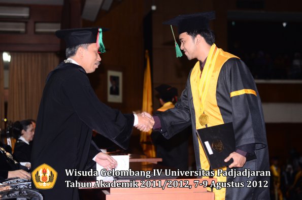 wisuda-unpad-gel-iv-2011_2012-ftip-oleh-dekan-029