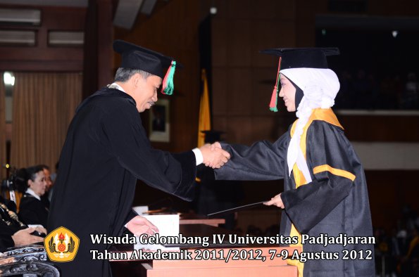 wisuda-unpad-gel-iv-2011_2012-ftip-oleh-dekan-032