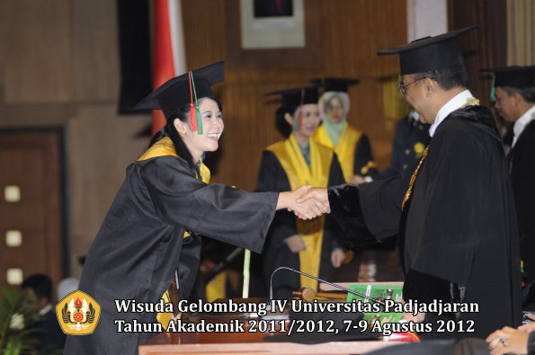 wisuda-unpad-gel-iv-2011_2012-ftip-oleh-rektor-019