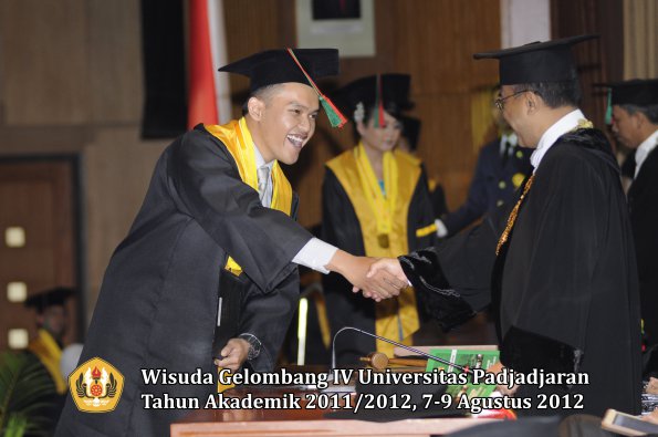 wisuda-unpad-gel-iv-2011_2012-ftip-oleh-rektor-022