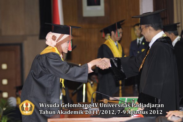 wisuda-unpad-gel-iv-2011_2012-ftip-oleh-rektor-024