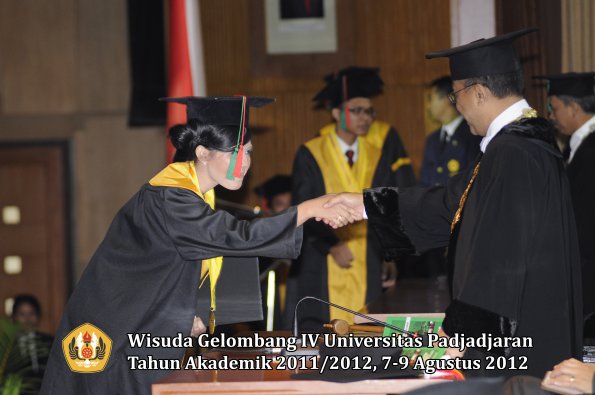 wisuda-unpad-gel-iv-2011_2012-ftip-oleh-rektor-027